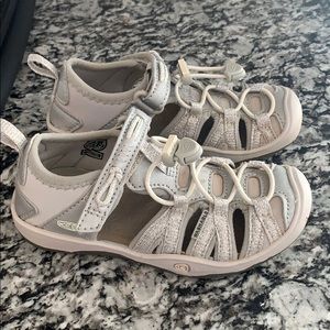 Good Used Size 9 Sliver Keens minor mark